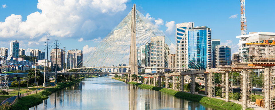 Un pont traverse une rivière aux rives luxuriantes à São Paulo, au Brésil.